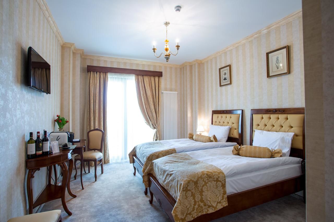 Отель The Arlington Hotel Крайова