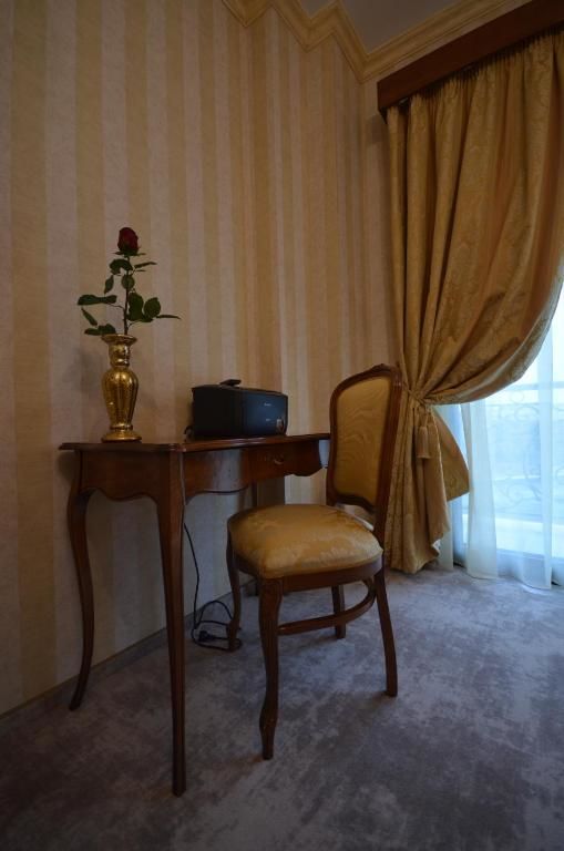 Отель The Arlington Hotel Крайова-37